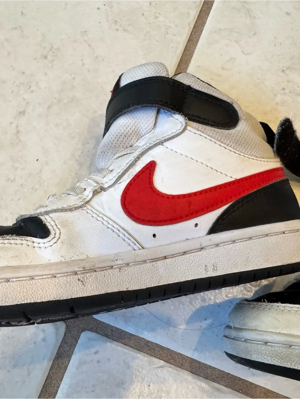 Nike Sz 12 Kids High-Top Sneakers in White, Black & Red